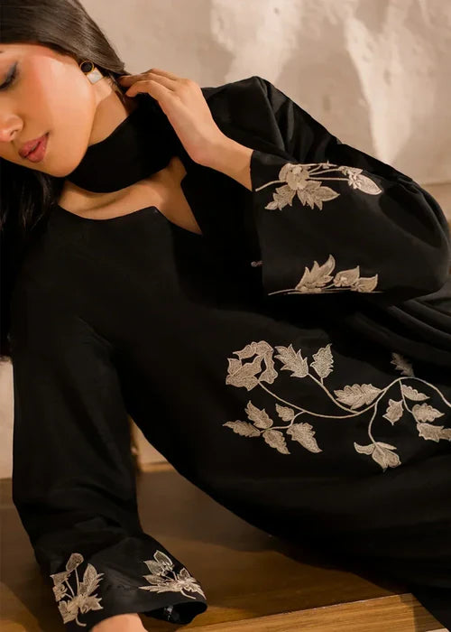 BLACK PETALS 03 -VIRRORA